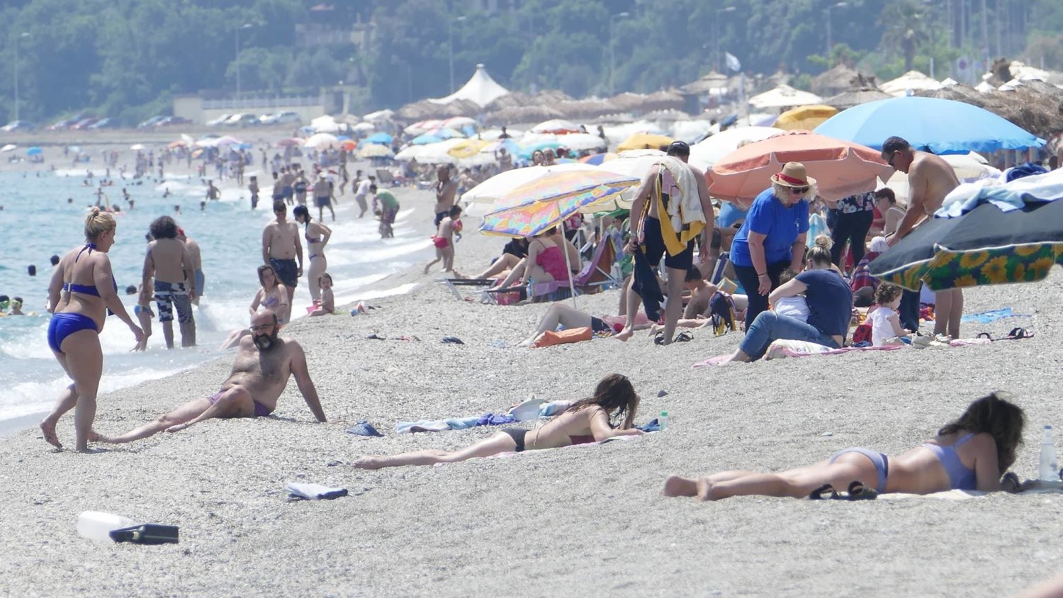 Βούλιαξαν τα παράλια της Λάρισας από κόσμο το τριήμερο