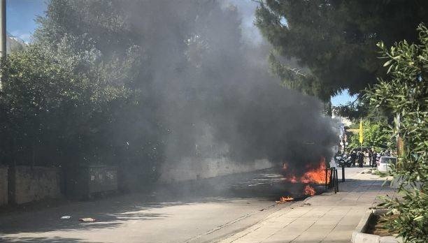 Οπαδοί της ΑΕΚ έκαψαν το όχημα από τους οπαδούς του ΠΑΟΚ