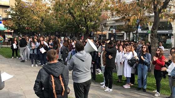 Αποκλεισμός στην οδό Παπαναστασίου από σπουδαστές του ΤΕΙ Λάρισας