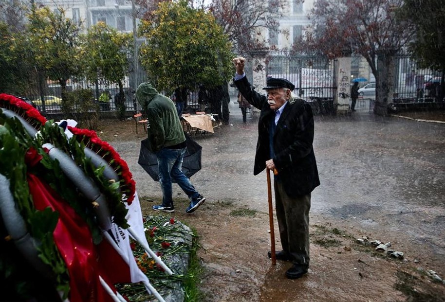 Μανώλης Γλέζος : «Εάν εσύ ζεις, μη με ξεχάσεις» – Η ζωή του και η δράση του με δικά του λόγια