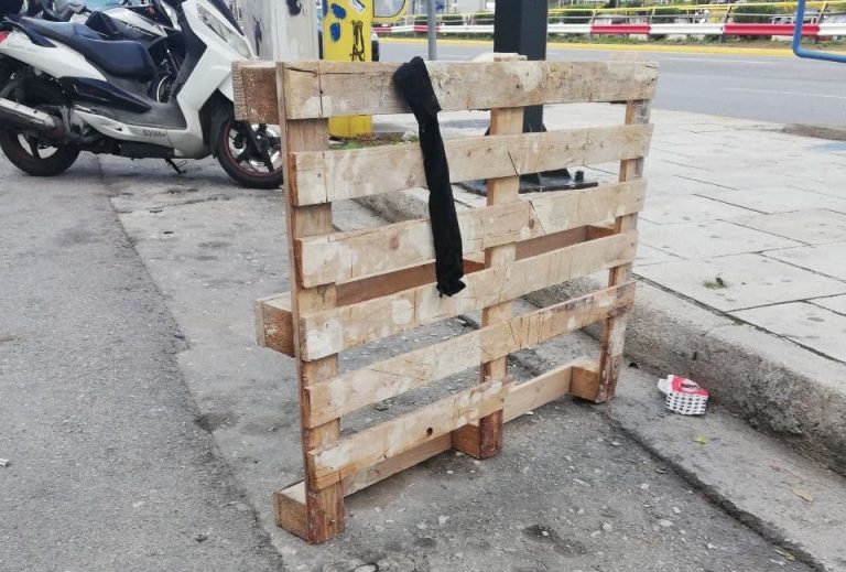 Πιο αυστηρή νομοθεσία για τα εμπόδια στους δρόμους