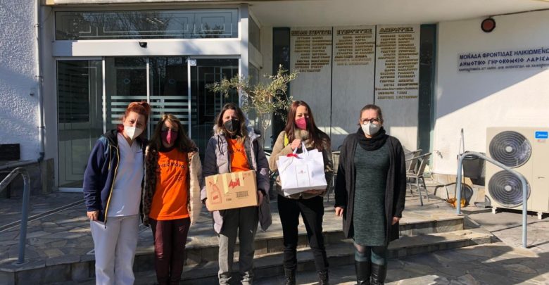 Λάρισα : Δώρα, παιχνίδια και ρούχα μοίρασε το «#Κανείς_ Μόνος»