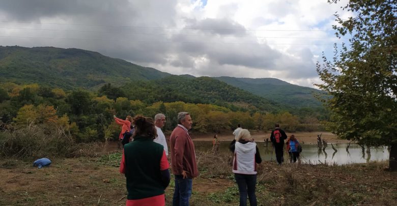 Περίπατος στη λίμνη της Σκήτης