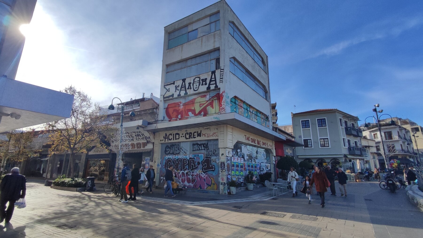 Πλησιάζει η κατεδάφιση του τετραγώνου μπροστά στο Αρχαίο Θέατρο