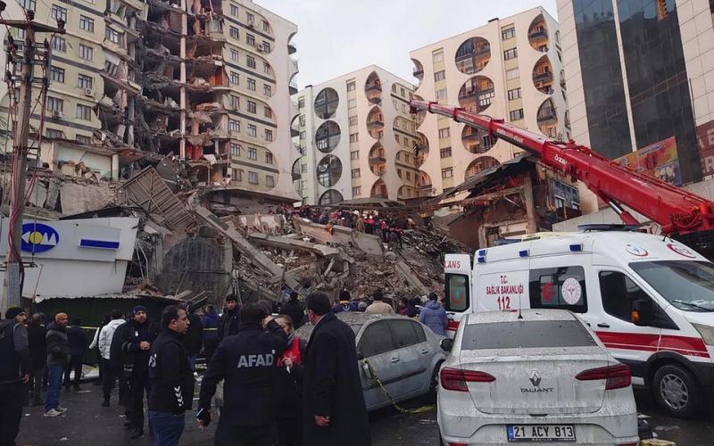 Τουρκία: Μαθήματα ανθρωπιάς από Έλληνες και Τούρκους διασώστες