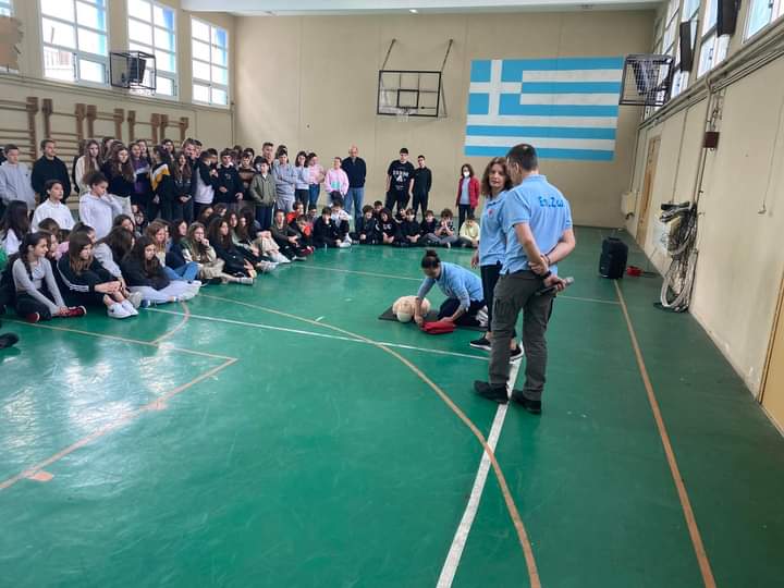 “Μαραθώνιος εκπαίδευσης” στην ΚΑΡΠΑ και χρήση απινιδωτή σε μαθητές Γυμνασίων