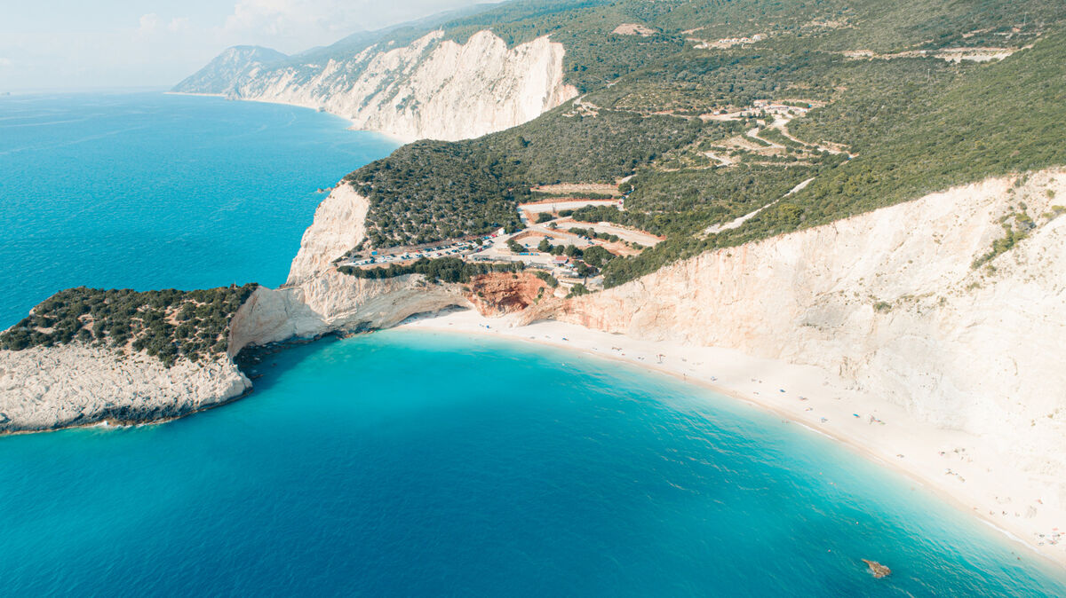 Μεγαλώνει η τουριστική σεζόν