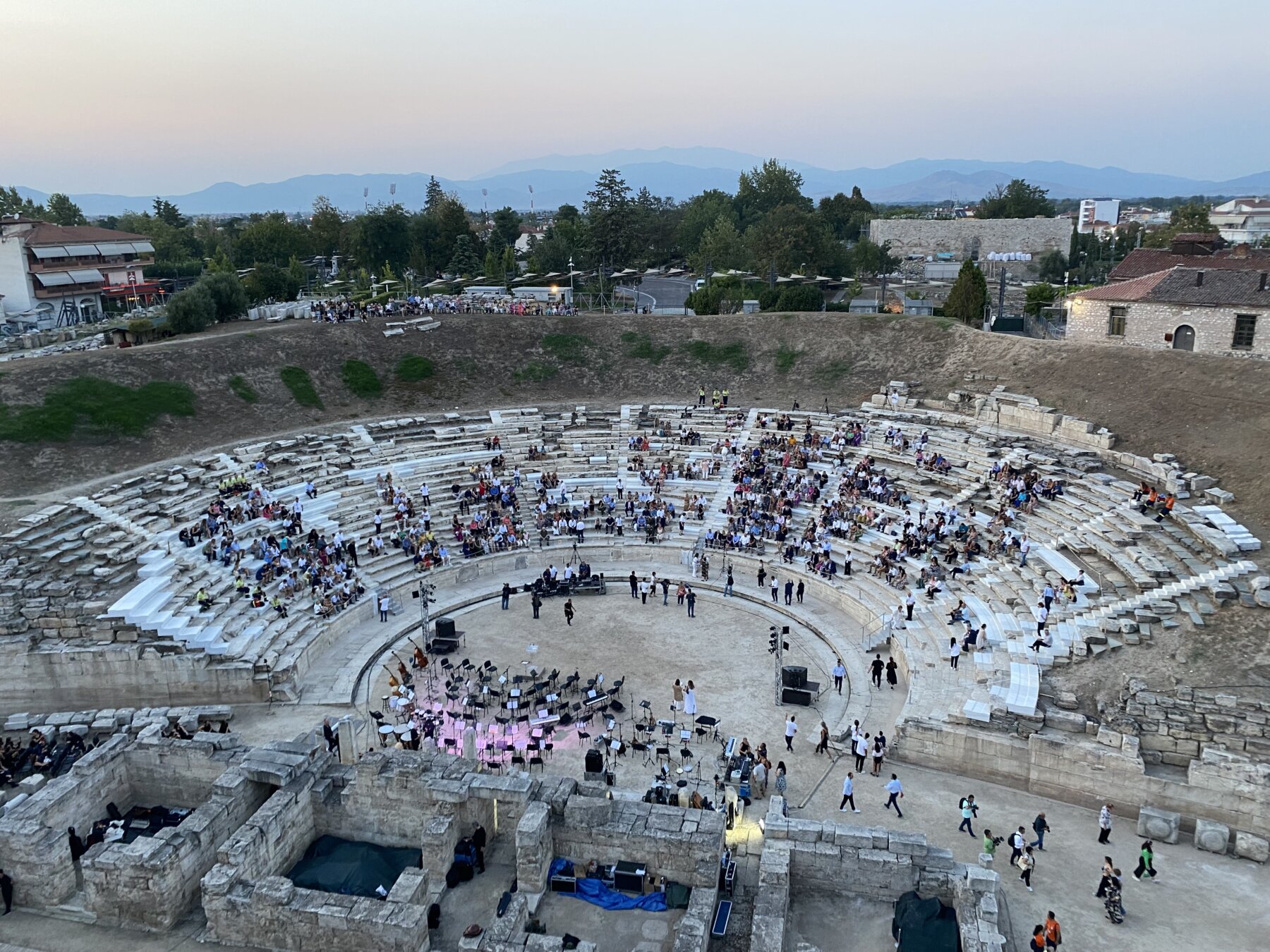 Το αρχαίο θέατρο Λάρισας με κοινό 22 αιώνες μετά!
